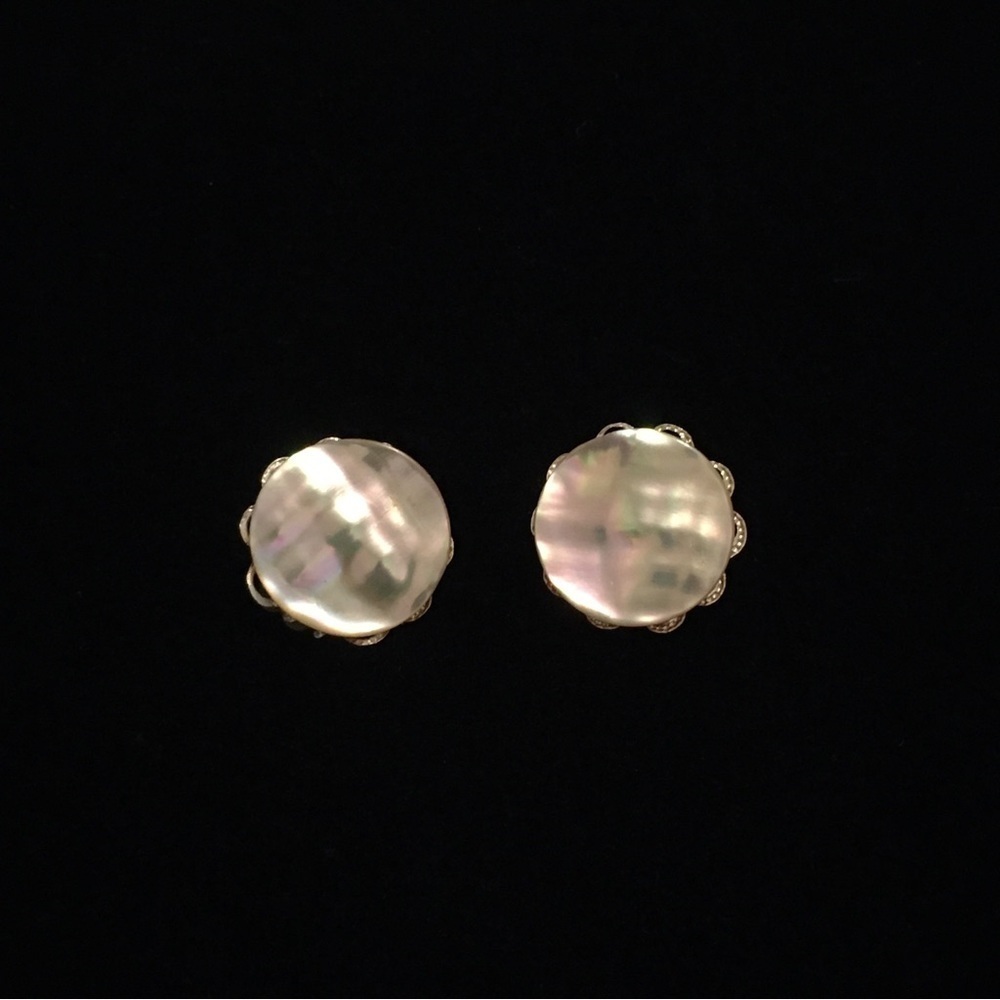 Jewelry - VINTAGE Pearlesque Color Clip On Earrings - Picture 2 of 7
